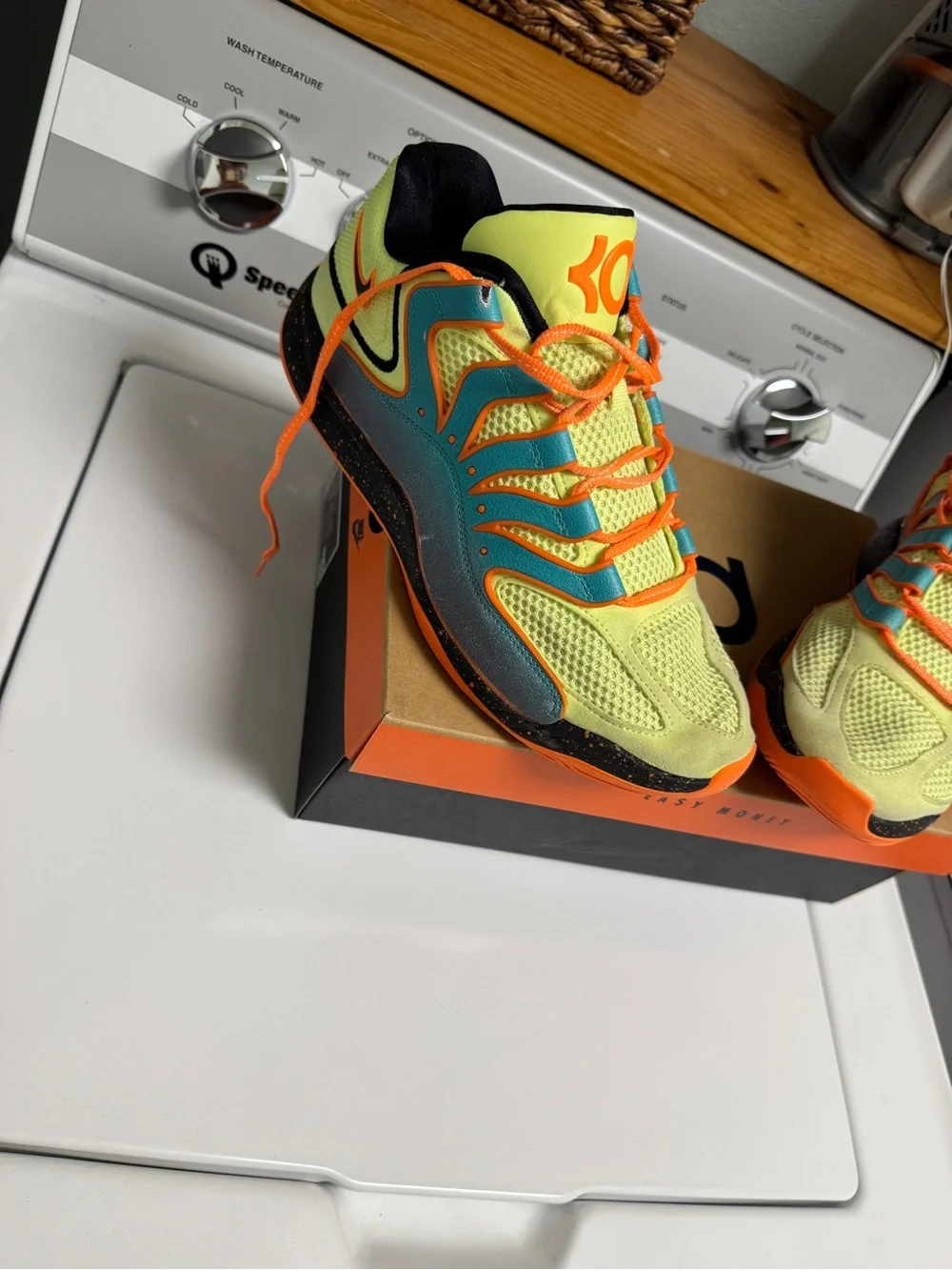 Men’s basketball shoes. Size 10.5. KD 18